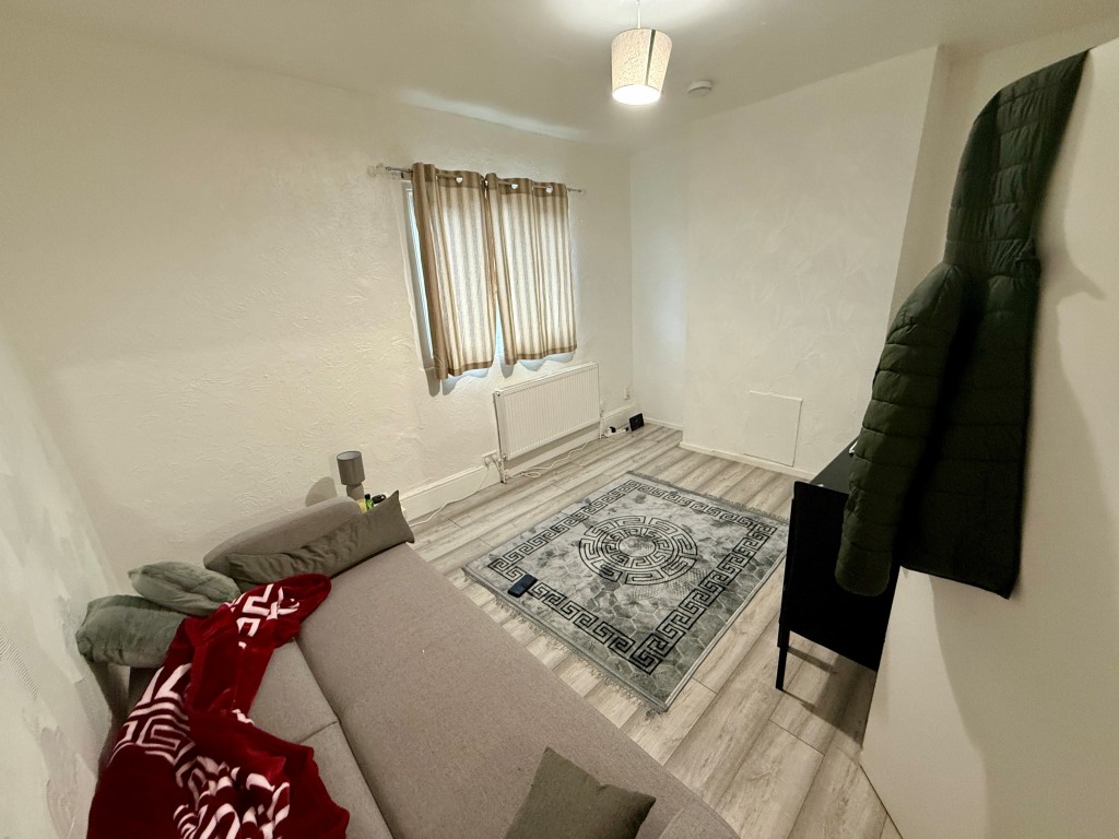 Lot: 32 - FREEHOLD BLOCK OF FLATS FOR INVESTMENT - First floor living room